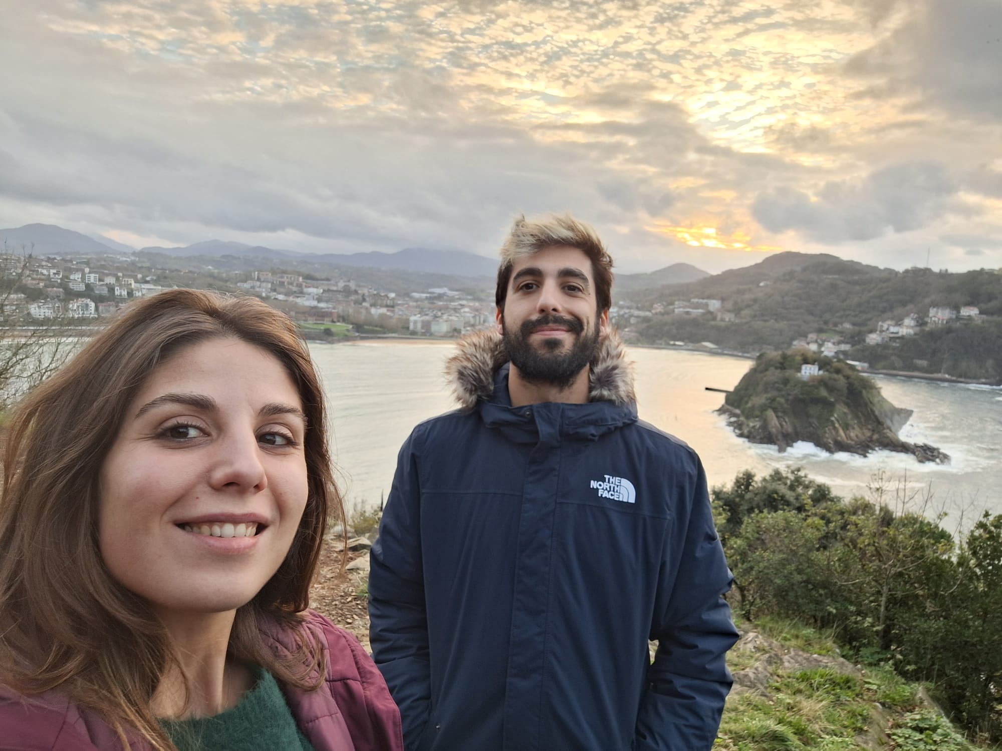 Isa y Tomi en un paisaje al atardecer